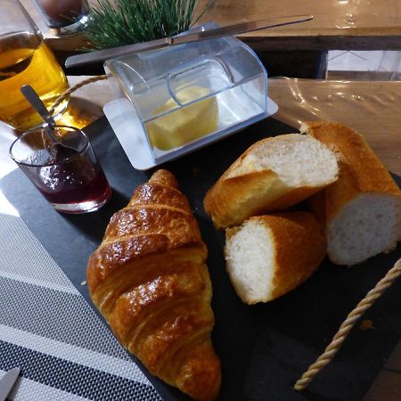 Les Petites Brosses Bed and Breakfast Montbizot Εξωτερικό φωτογραφία